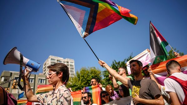 Impromptu LGBTQ+ Protest in Istanbul after Governor Bans Pride March
