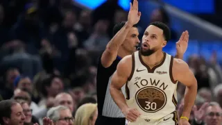 Stephen Curry Has 27 Points and Season-Best 10 Assists As Warriors Beat Kings 137-103